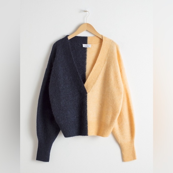 & Other Stories plunging v-cut sweater in navy blue/butter yellow sz M - Picture 5 of 8